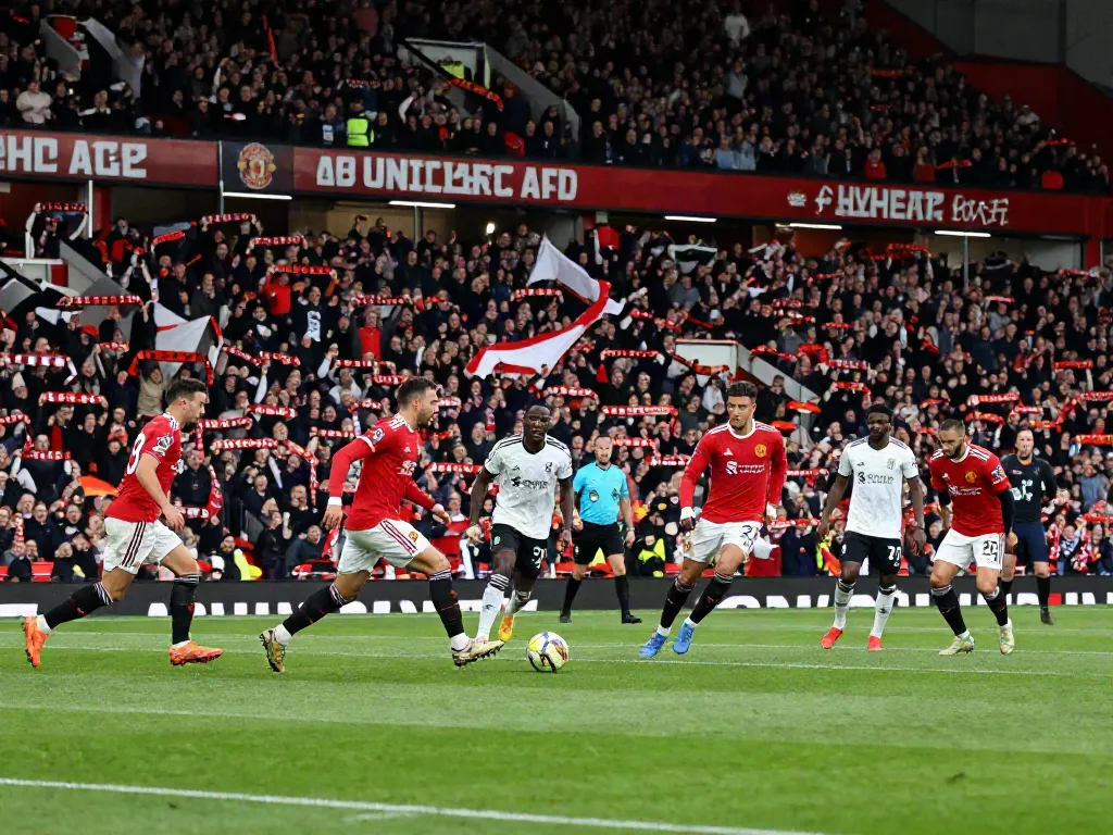 แมนยู กับ ลิเวอร์พูล are fiercely competing in a high-stakes match at Old Trafford.